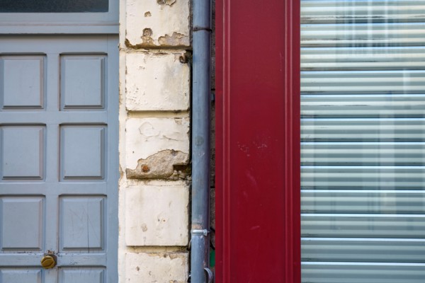 Reims, magasin fermé et porte d'immeuble