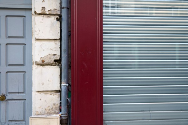 Reims, magasin fermé et porte d'immeuble