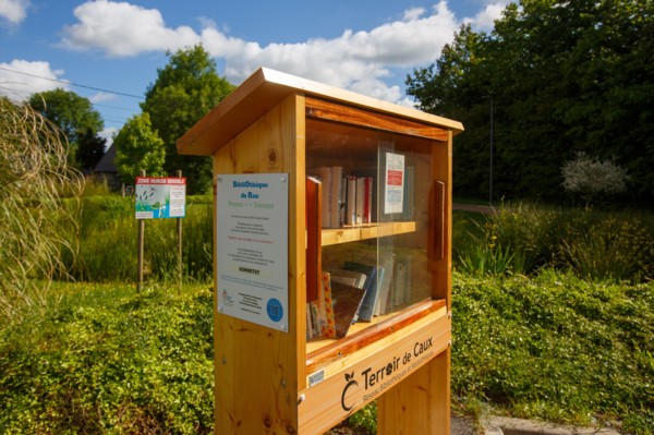 Place de l'ancienne mare, à Gonnetot vitrine à livres,