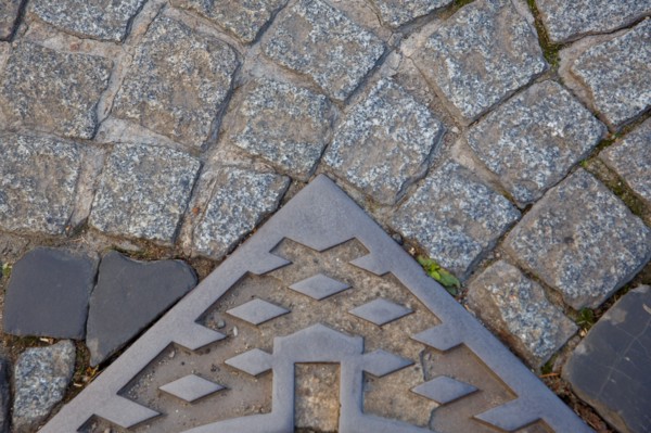 Pavés et plaque d'égout