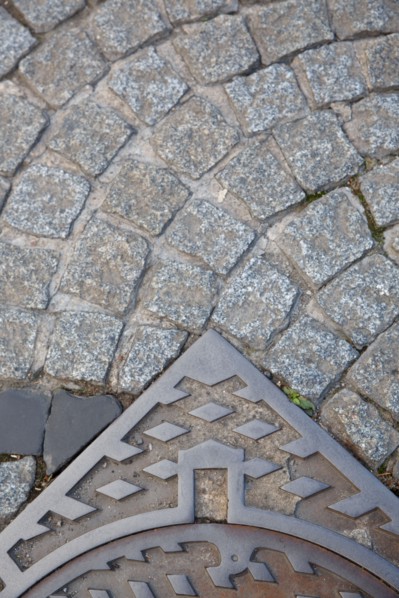 Pavés et plaque d'égout