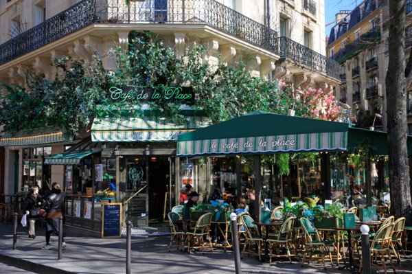 Paris, restaurant à l'enseigne fleurie