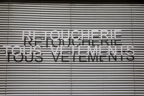 Paris, vitrine d'une retoucherie
