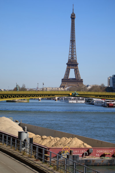 Paris, la Tour Eiffel et le Pont Mirabeau