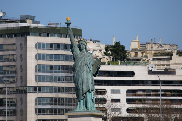 Paris, Maison de la Radio et statue de la Liberté