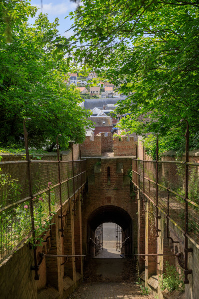 france, région Hauts de france, Somme, Ault, porte du moulinet et escaliers vers les hauteurs de la