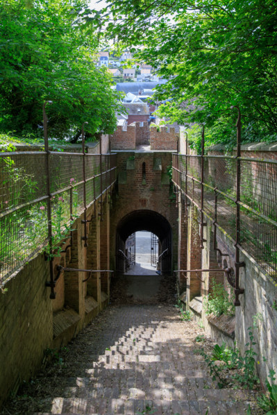 france, région Hauts de france, Somme, Ault, porte du moulinet et escaliers vers les hauteurs de la