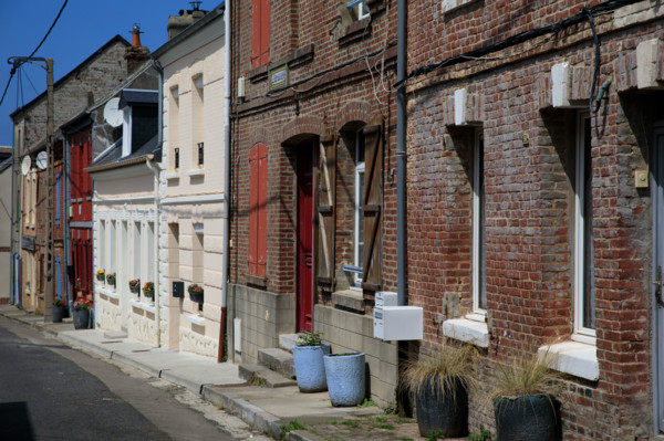 france, région Hauts de france, Somme, Ault, rue des fonts benits, facades