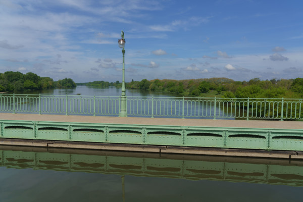 france, région centre, Loiret, Briare, pont canal de Birare, pont-canal portant le canal latéral à