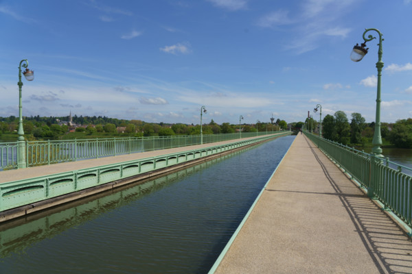 france, région centre, Loiret, Briare, pont canal de Birare, pont-canal portant le canal latéral à