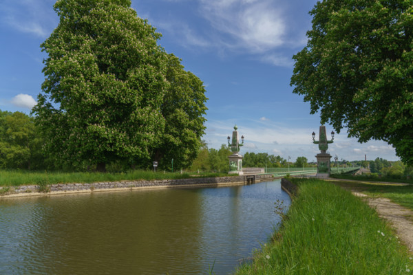 france, région centre, Loiret, Briare, pont canal de Birare, pont-canal portant le canal latéral à