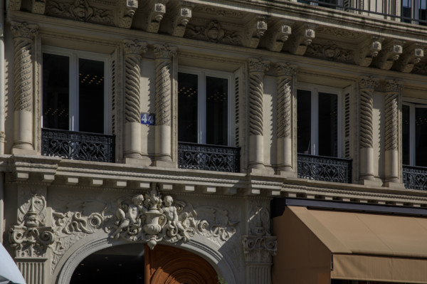 Paris, building 44 rue Notre-Dame des Victoires