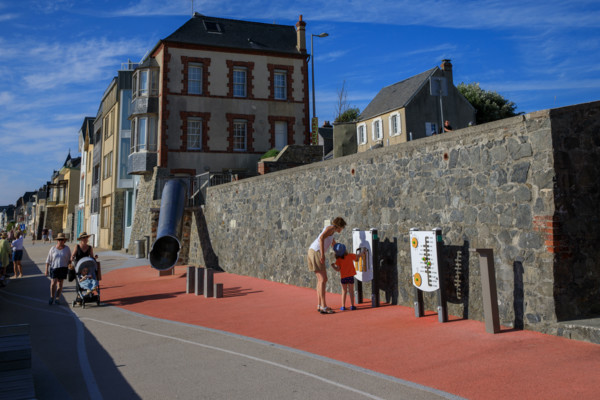 france, region Normandie, Manche, cotentin, Agon coutainville,  plage, promenade de Chausey,