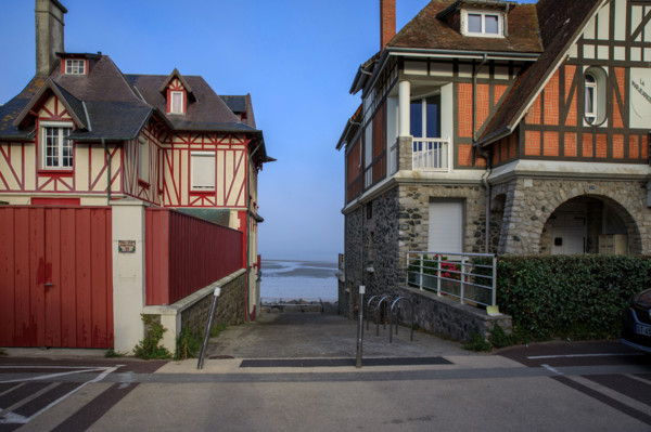 France, region Normandie, Manche, cotentin, Agon coutainville, villas derière la plage, promenade