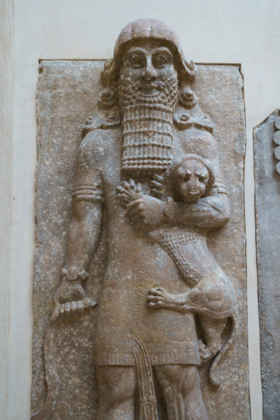 Paris, Musée du Louvre, Orthostate représentant un héros maîtrisant un lion