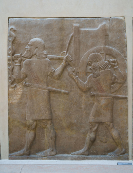 Paris, Musée du Louvre, Orthostate représentant deux serviteurs transportant un char