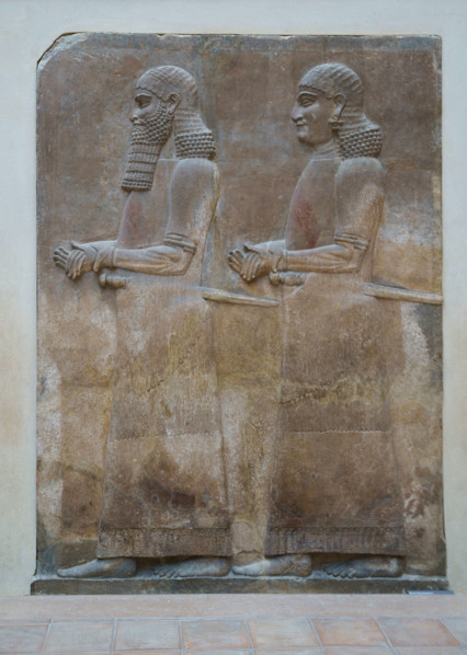Paris, Musée du Louvre, Orthostate représentant deux serviteurs les mains croisées