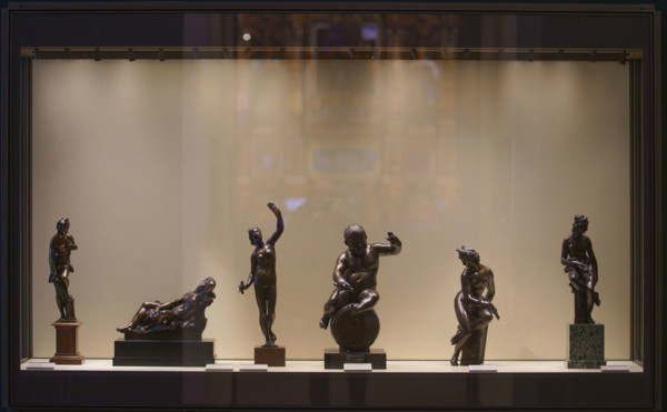 Paris, Musée du Louvre, Vitrine présentant des statuettes en bronze