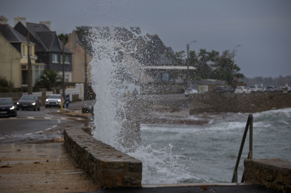 france region Bretagne, Finistère sud, Concarneau, grandes marées sur la corniche,