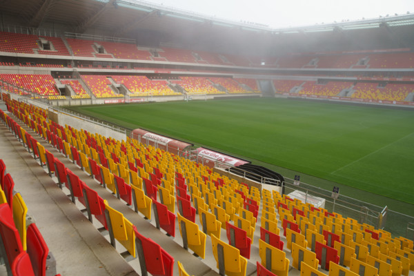 rance, région pays de la loire, sarthe, le Mans, stade Marie Marvingt, sièges jaunes et rouges.