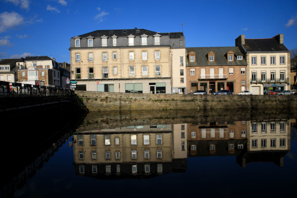 FRance, région Bretagne, Côtes d'Armor, lannion, allée du palais de justice, le Leguer