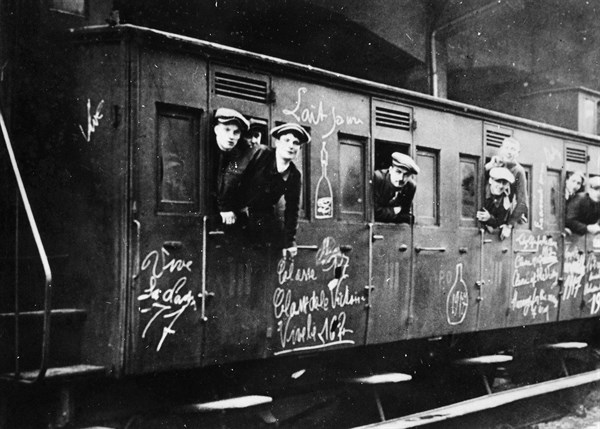 The departure of class 17, April 1915