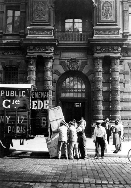 August 1939.  The works of art of the Louvre are put into safe keeping