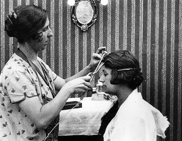 Le fer à friser électrique. 1925