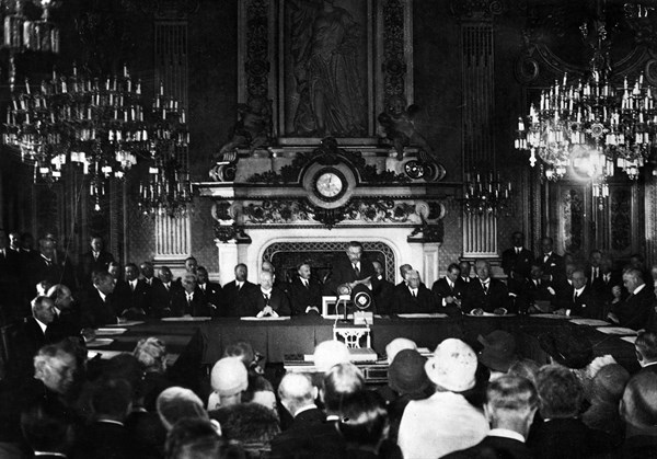 Pacte Brilland-Kellog mettant la guerre " Hors-la-loi ". 1928
