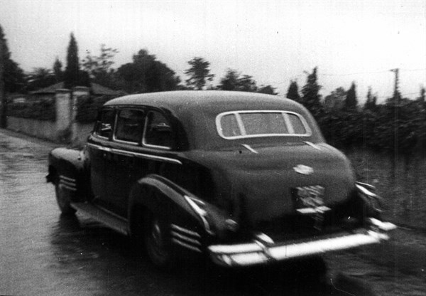 La voiture de de Gaulle arrivant à Marly. 1946