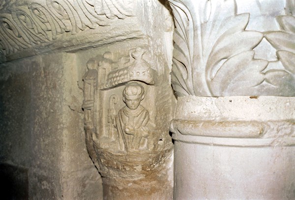 Evêque, chapiteau de la crypte de l'abbaye de Saint-Denis