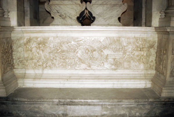 Basilique Saint Denis. Bas relief célébrant les victoires de François Ier.