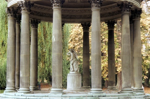 Versailles. Parc du Petit Trianon : le Temple de l'Amour. Gros plan de l'intérieur avec Cupidon.