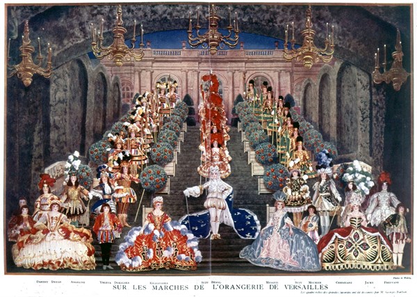 Théâtre. Sur les marches de l'Orangerie de Versailles.