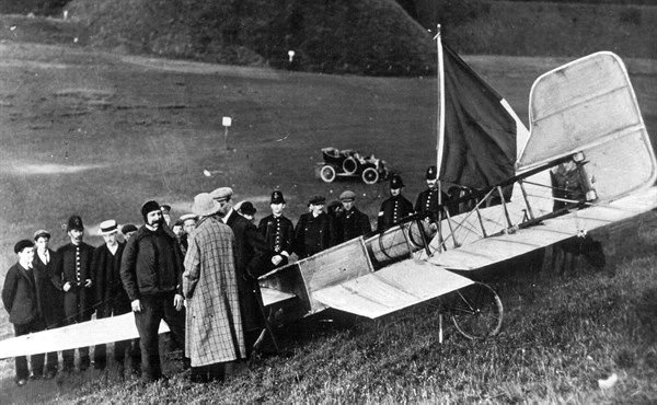 Arrivée de Blériot à près la traversée de la Manche, dans les prairies de Northfall-Meadow