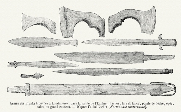 Armes des Francs trouvées à Londinières, dans la vallée de l'Eaulne: haches, fers de lance, pointe de flèche, épée, sabre ou grand couteau.