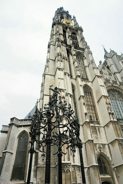 Margelle de puits en fer forgé.