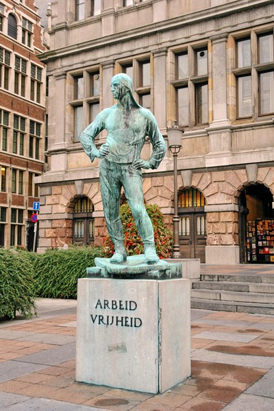 Statue dedicated to work: "Work - freedom"