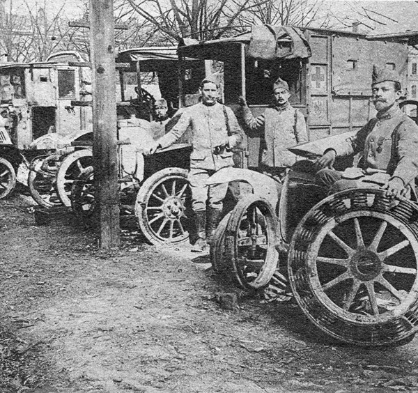 Pénurie de matière premières (caoutchouc). Les pneus sont remplacés par des roues à ressorts.