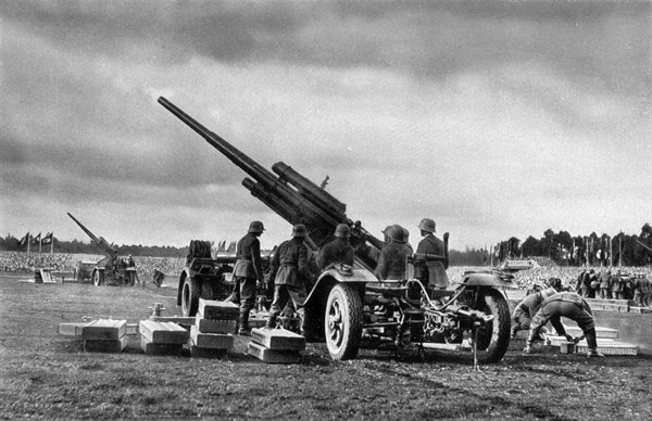Adolf Hitler. Tag der Wehrmacht 1935 in Nürnberg: Flugabwehrgeschütze in Stellung. Jour de l'Armée