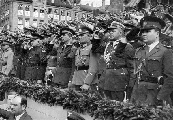 Adolf Hitler. Die ausländischen Militärattachés am Parteitag in Nürnberg. Les attachés militaires