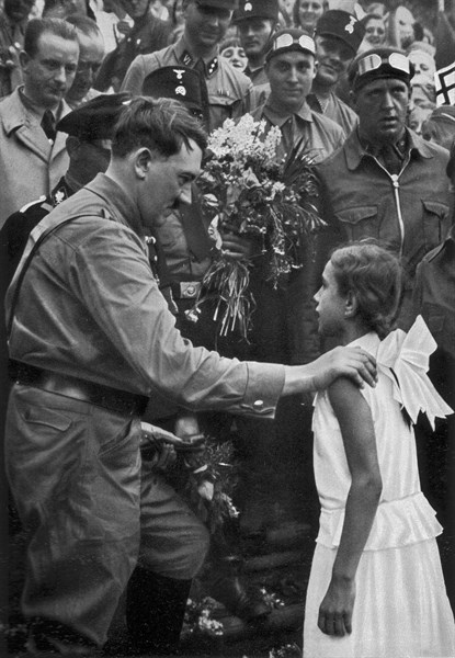 Adolf Hitler. Sie sagt ihr Gedichtchen. Der Führer auf einem seiner Wahlfeldzüge im Jahre 1932.
