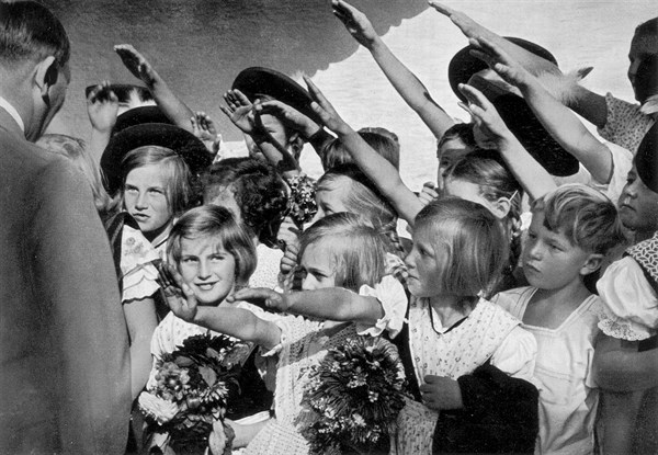 Adolf Hitler. Kinderhände. Poignée de mains d'enfants.