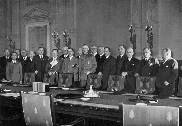Adolf Hitler. Das Reichskabinett bei Verkündung des Wehrgesetzes. Le gouvernement du Reich à la