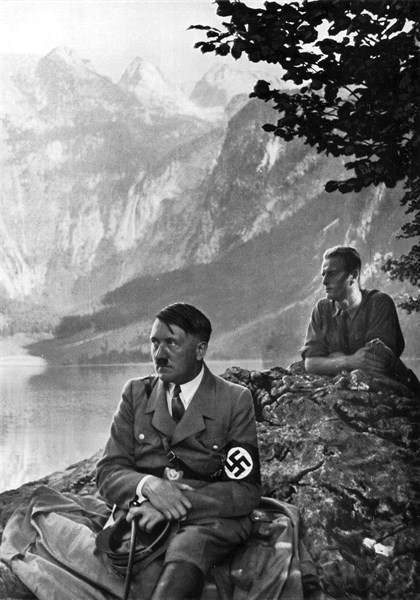 Adolf Hitler. Am Obersee bei Berchtesgaden. Sur l'Obersee à Berchtesgaden.