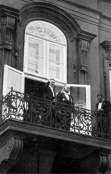 Adolf Hitler. Der Führer und Reichsaußenminister von Neurath. Le Führer et le ministre des Affaires