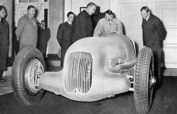 Adolf Hitler. Der auf Anregung des Führers gebaute Mercedes-Benz Renwagen. A l'instigation du