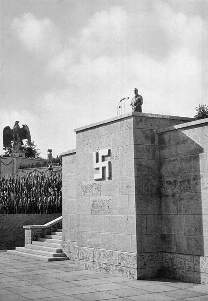 Adolf Hitler. Rednertribüne in der Luitpold-Arena auf dem Reichparteitaggelände in Nürnberg. Le