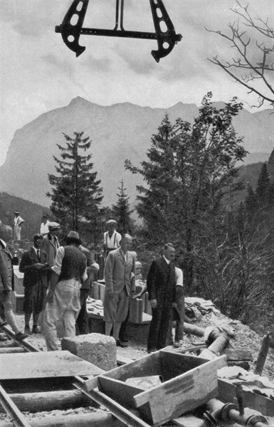 Adolf Hitler. Des Führer Interesse am Straßenbau. Besichtigung der Alpenstraße. Le Führer