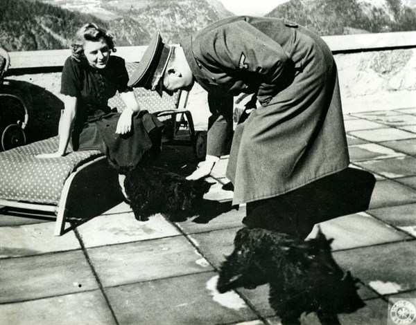 Photo d'Hitler et d'Eva Brown à Berchtesgaden.
La montagne du Kehlstein (1835 m), connue pour le «